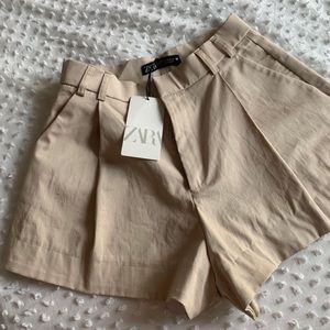 Brand new Zara cream/tan pleated shorts :)